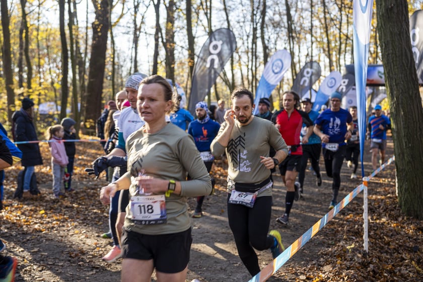Bieg CITY TRAIL w Lesie Osobowickim we Wrocławiu. Zdjęcia biegaczy