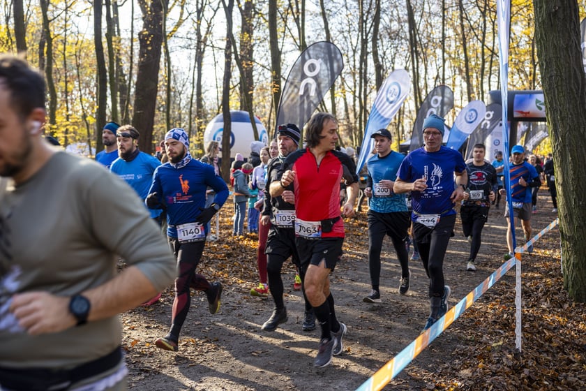Bieg CITY TRAIL w Lesie Osobowickim we Wrocławiu. Zdjęcia biegaczy