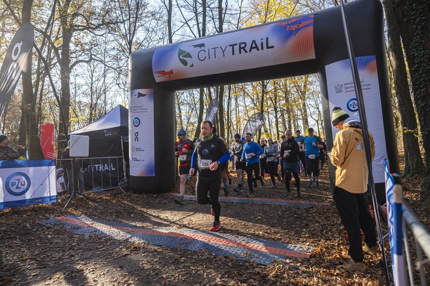 Bieg CITY TRAIL w Lesie Osobowickim we Wrocławiu. Zdjęcia biegaczy