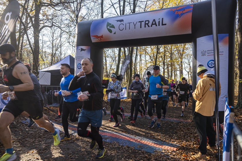 Bieg CITY TRAIL w Lesie Osobowickim we Wrocławiu. Zdjęcia biegaczy