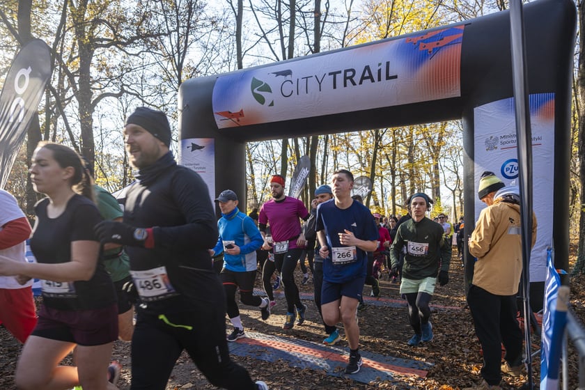 Bieg CITY TRAIL w Lesie Osobowickim we Wrocławiu. Zdjęcia biegaczy