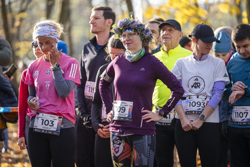 Bieg CITY TRAIL w Lesie Osobowickim we Wrocławiu. Zdjęcia biegaczy