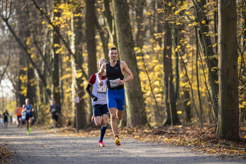 Bieg CITY TRAIL w Lesie Osobowickim we Wrocławiu. Zdjęcia biegaczy