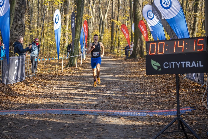 Bieg CITY TRAIL w Lesie Osobowickim we Wrocławiu. Zdjęcia biegaczy
