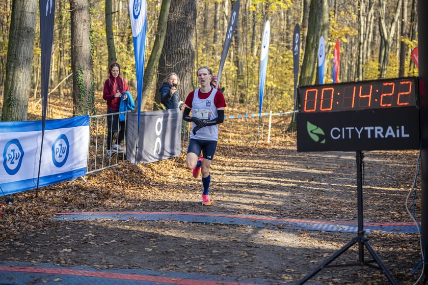 Bieg CITY TRAIL w Lesie Osobowickim we Wrocławiu. Zdjęcia biegaczy