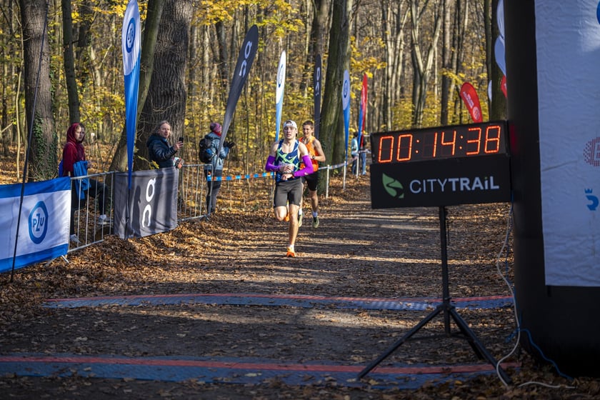 Bieg CITY TRAIL w Lesie Osobowickim we Wrocławiu. Zdjęcia biegaczy
