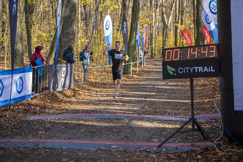 Bieg CITY TRAIL w Lesie Osobowickim we Wrocławiu. Zdjęcia biegaczy