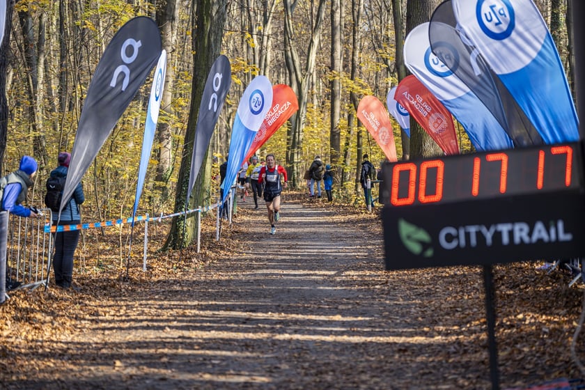 Bieg CITY TRAIL w Lesie Osobowickim we Wrocławiu. Zdjęcia biegaczy