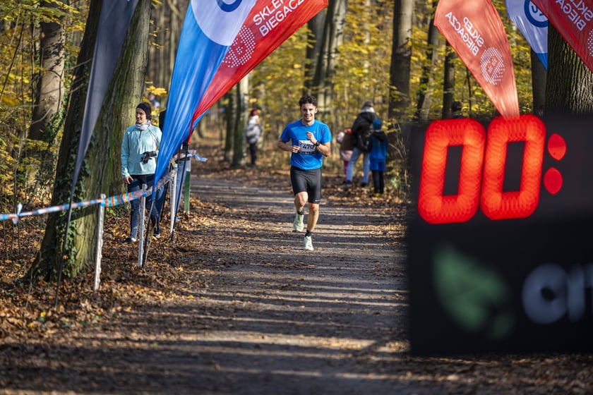 Bieg CITY TRAIL w Lesie Osobowickim we Wrocławiu. Zdjęcia biegaczy