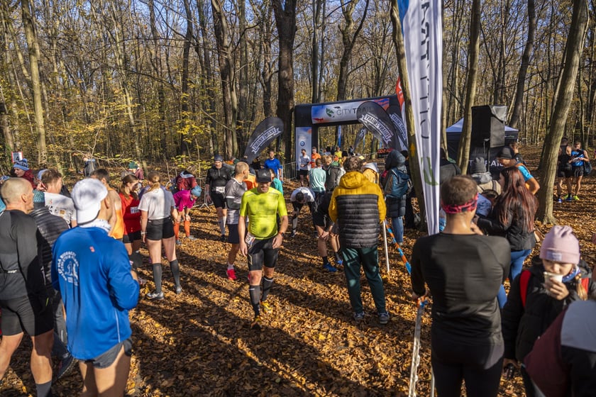 Bieg CITY TRAIL w Lesie Osobowickim we Wrocławiu. Zdjęcia biegaczy