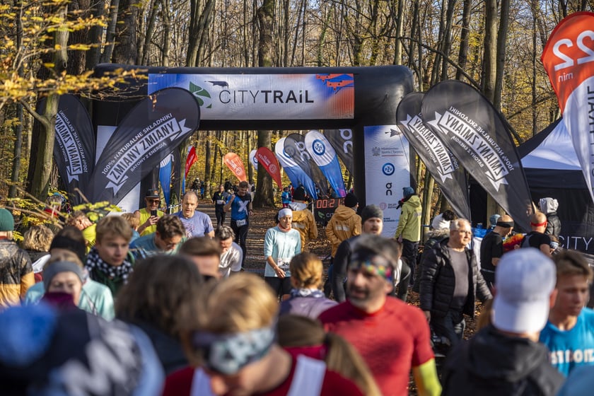 Bieg CITY TRAIL w Lesie Osobowickim we Wrocławiu. Zdjęcia biegaczy