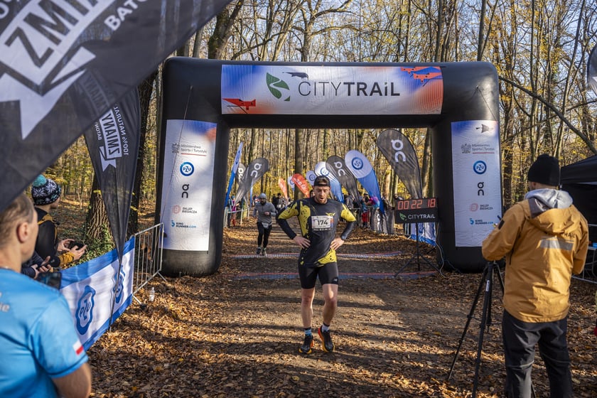 Bieg CITY TRAIL w Lesie Osobowickim we Wrocławiu. Zdjęcia biegaczy