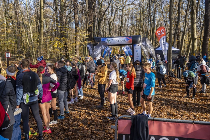 Bieg CITY TRAIL w Lesie Osobowickim we Wrocławiu. Zdjęcia biegaczy