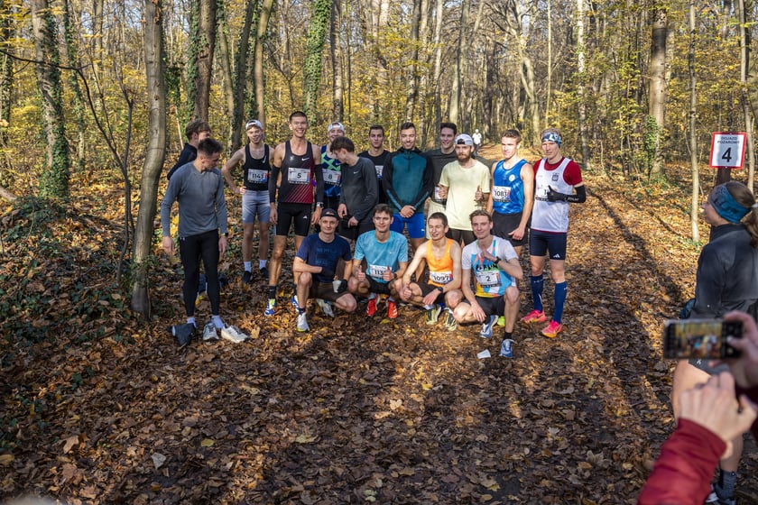 Bieg CITY TRAIL w Lesie Osobowickim we Wrocławiu. Zdjęcia biegaczy
