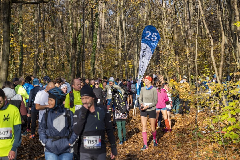 Bieg CITY TRAIL w Lesie Osobowickim we Wrocławiu. Zdjęcia biegaczy