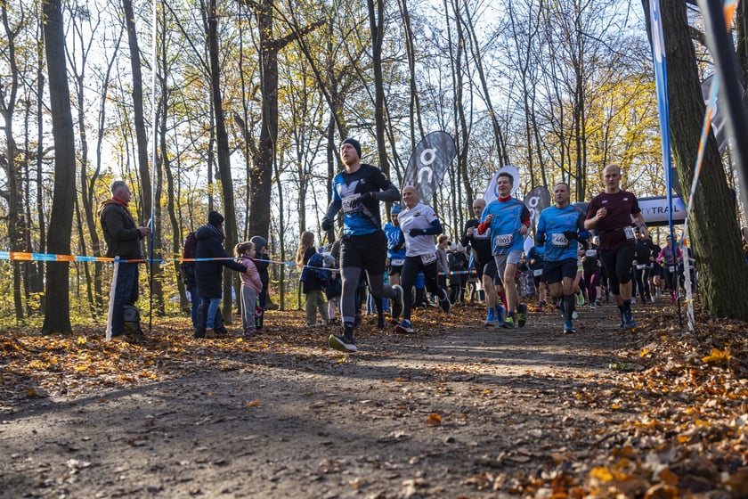 Bieg CITY TRAIL w Lesie Osobowickim we Wrocławiu. Zdjęcia biegaczy