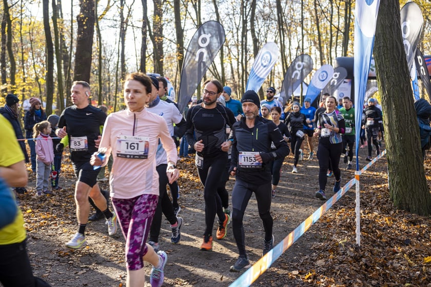 Bieg CITY TRAIL w Lesie Osobowickim we Wrocławiu. Zdjęcia biegaczy