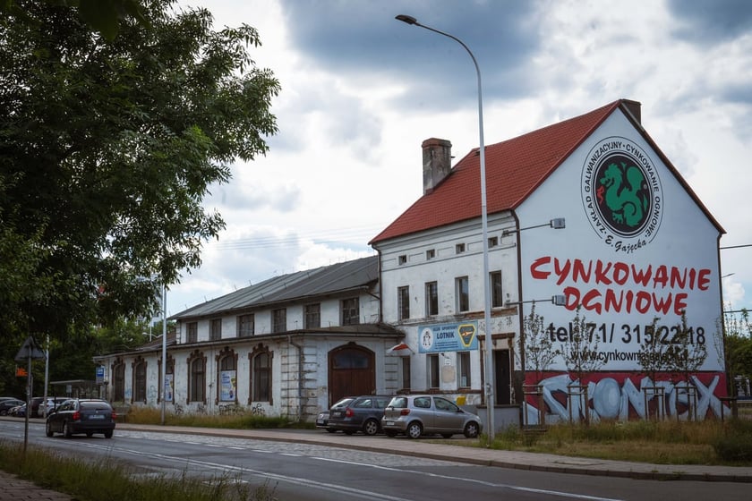 Częśc, kt&oacute;a zachowała się po dawnym hotelu stanowi zaplecze socjalne
