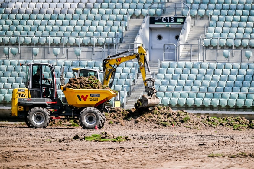 Wymiana murawy na stadionie Tarczyński Arena we Wrocławiu