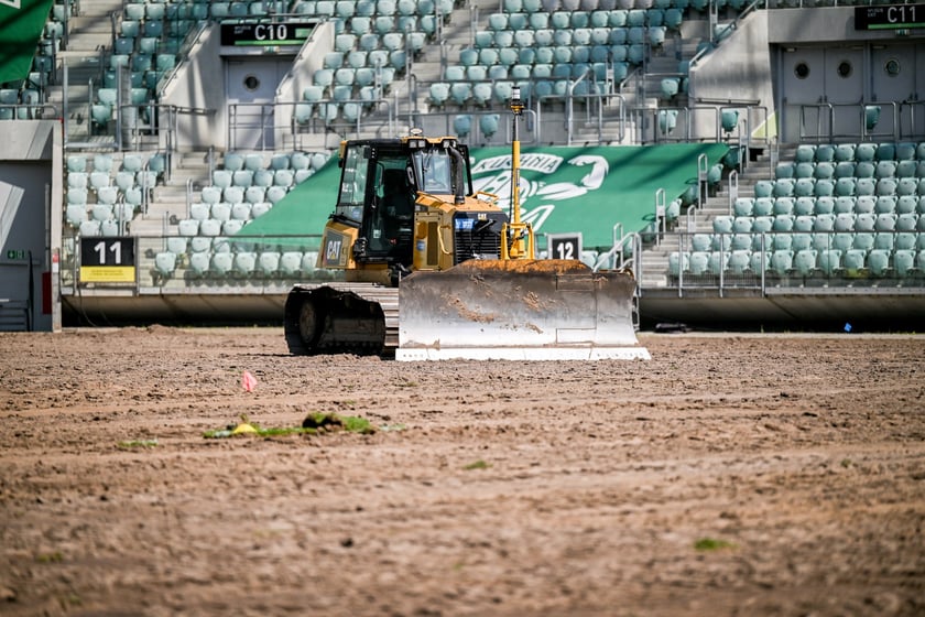 Wymiana murawy na stadionie Tarczyński Arena we Wrocławiu