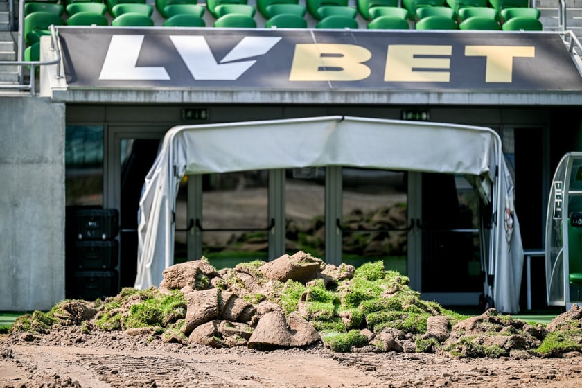 Wymiana murawy na stadionie Tarczyński Arena we Wrocławiu