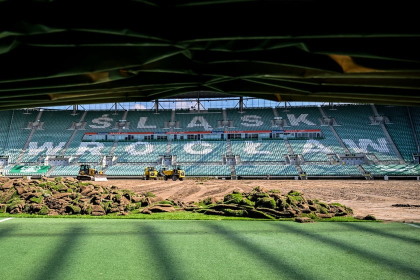 Wymiana murawy na stadionie Tarczyński Arena we Wrocławiu