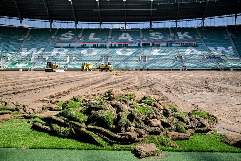Wymiana murawy na stadionie Tarczyński Arena we Wrocławiu