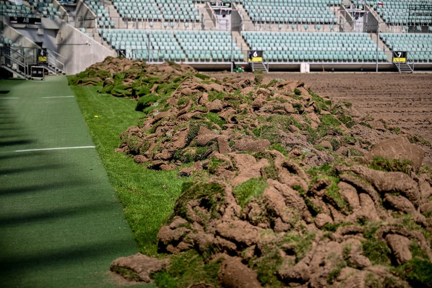 Wymiana murawy na stadionie Tarczyński Arena we Wrocławiu