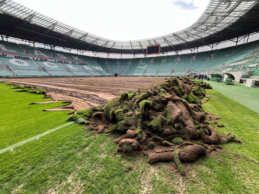Wymiana murawy na stadionie Tarczyński Arena we Wrocławiu