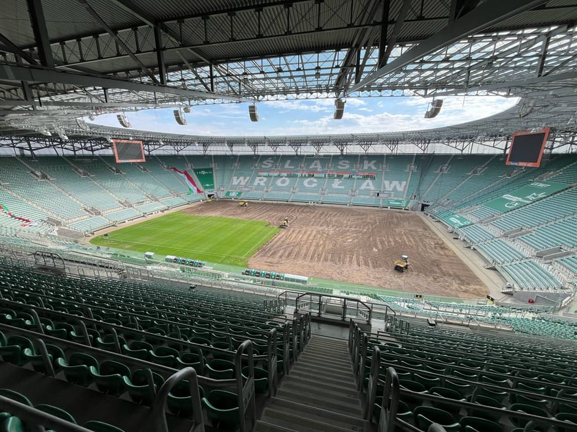 Wymiana murawy na stadionie Tarczyński Arena we Wrocławiu