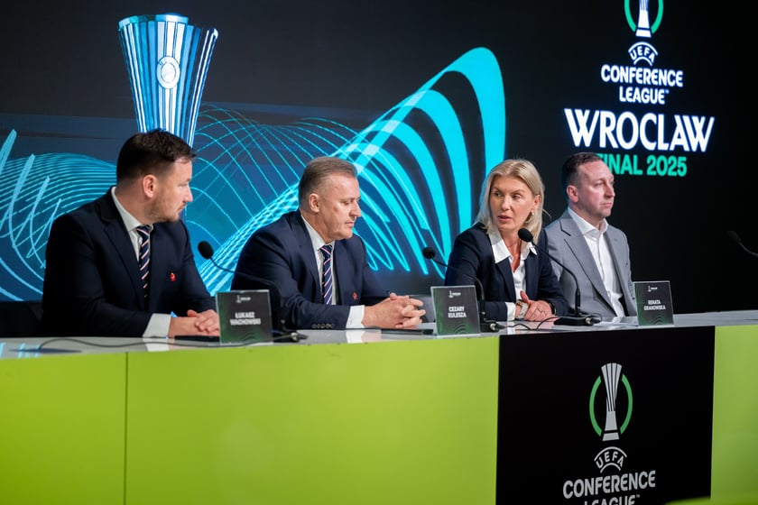 Od lewej: Łukasz Wachowski, Cezary Kulesza, Renata Granowska i Marcin Przychodny. Konferencja na stadionie, 28 kwietnia 2025 roku