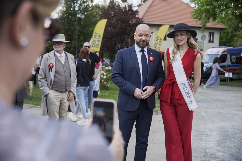 Otwarcie sezonu na Wrocławskim Torze Wyścig&oacute;w Konnych Partynice 1 maja 2025 - prezydent Jacek Sutryk także zawitał na imprezę
