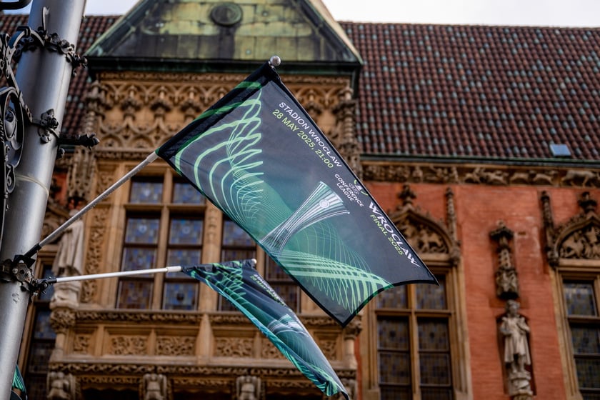 Dekoracje na finał Ligi Konferencji we Wrocławiu