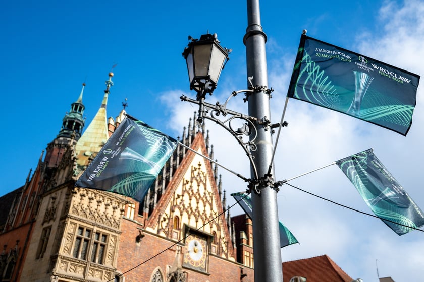 Dekoracje na finał Ligi Konferencji we Wrocławiu