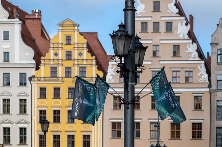 Dekoracje na finał Ligi Konferencji we Wrocławiu