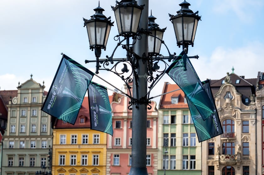 Dekoracje na finał Ligi Konferencji we Wrocławiu