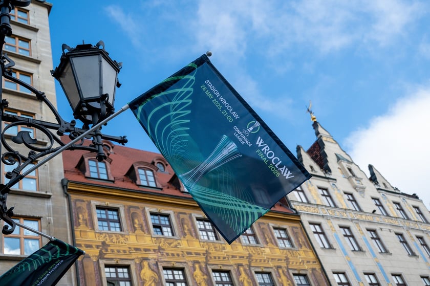 Dekoracje na finał Ligi Konferencji we Wrocławiu