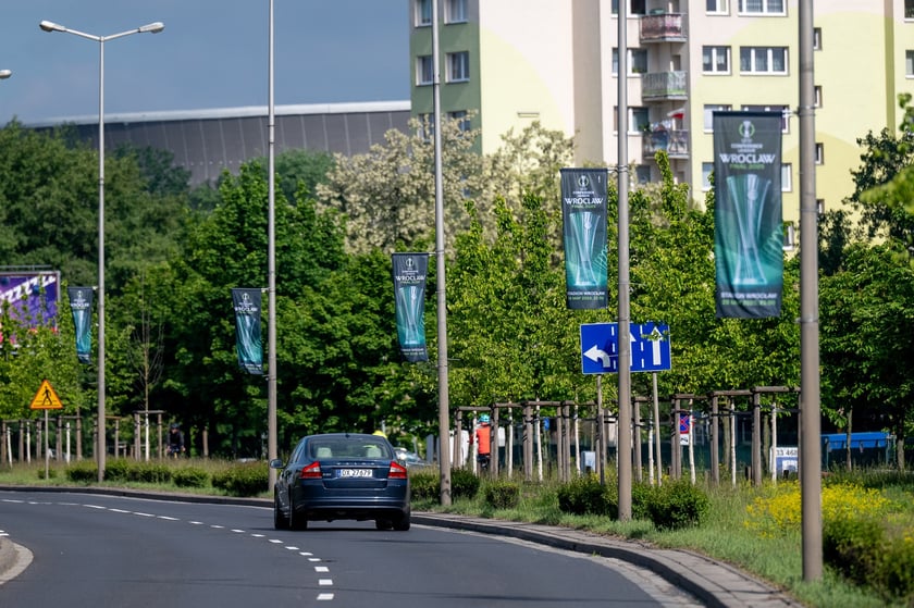 Dekoracje na finał Ligi Konferencji we Wrocławiu