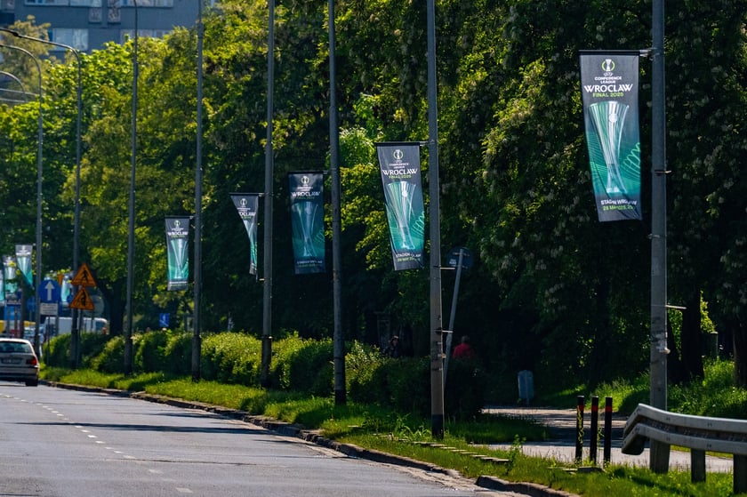 Dekoracje na finał Ligi Konferencji we Wrocławiu