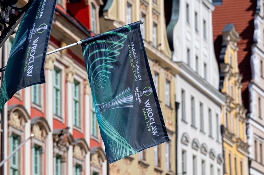 Dekoracje na finał Ligi Konferencji we Wrocławiu