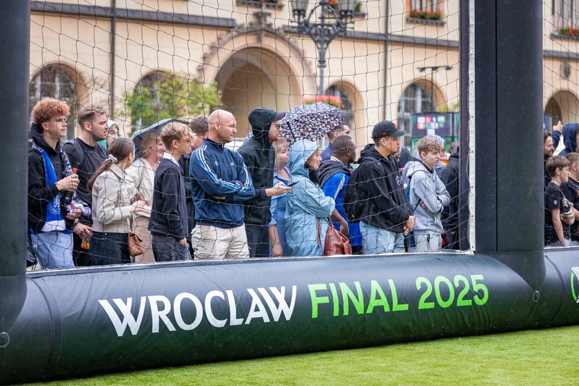 Pokazowy mecz w strefie Fan Festival w rynku, 28 maja 2025