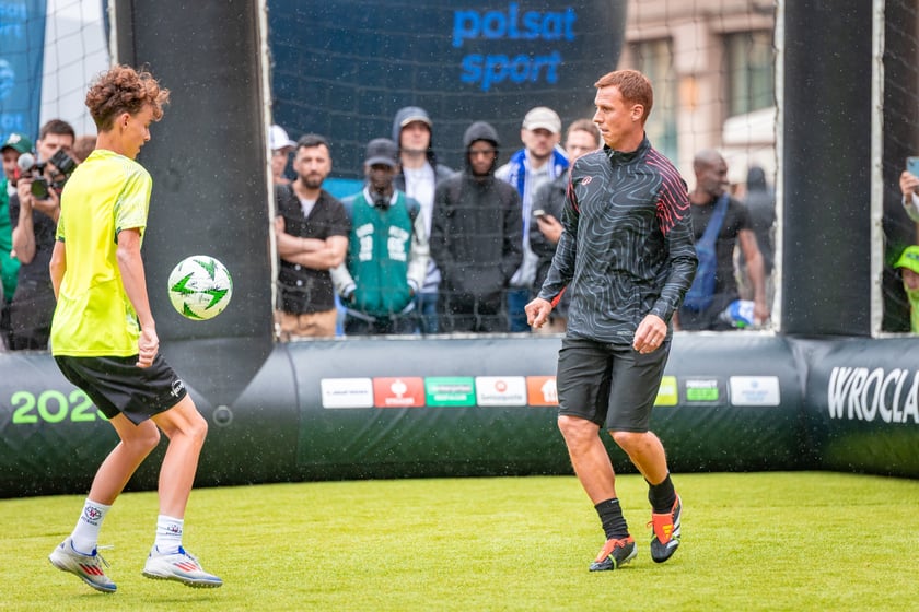 Pokazowy mecz w strefie Fan Festival w rynku, 28 maja 2025