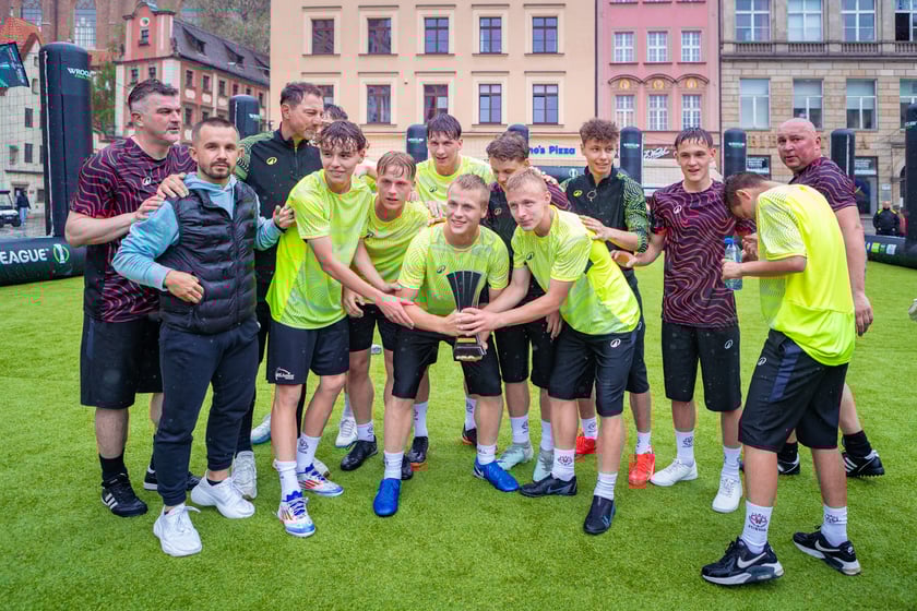 Pokazowy mecz w strefie Fan Festival w rynku, 28 maja 2025