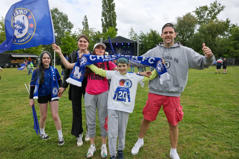 Kibice Chelsea Londyn w strefie kibica przy ul. Lotniczej przed finałem Ligi Konferencji