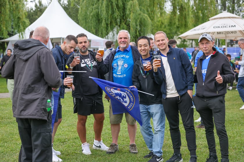 Kibice Chelsea Londyn w strefie kibica przy ul. Lotniczej przed finałem Ligi Konferencji