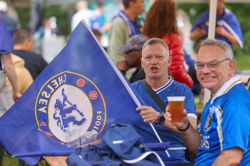 Kibice Chelsea Londyn w strefie kibica przy ul. Lotniczej przed finałem Ligi Konferencji