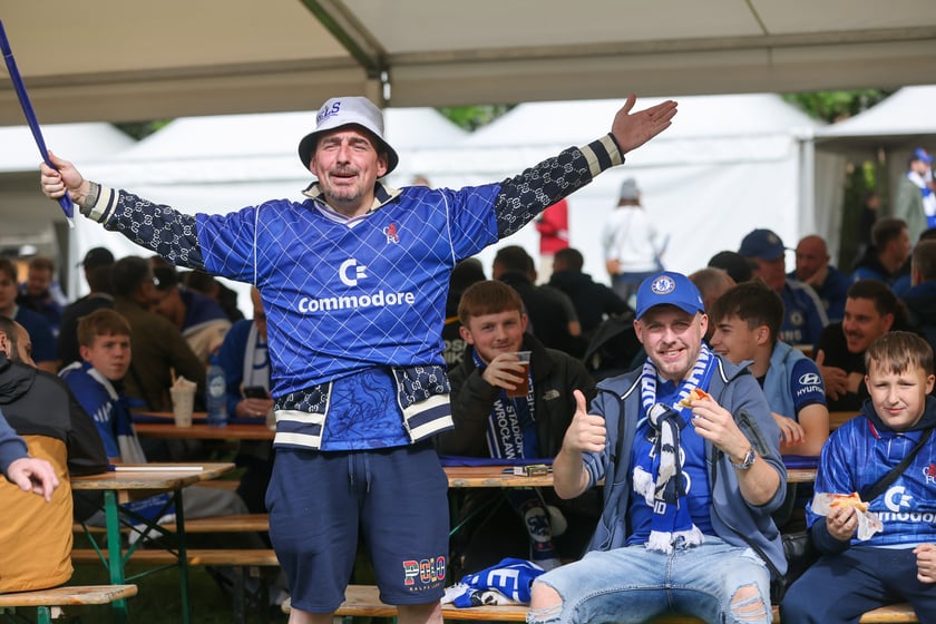 Kibice Chelsea Londyn w strefie kibica przy ul. Lotniczej przed finałem Ligi Konferencji