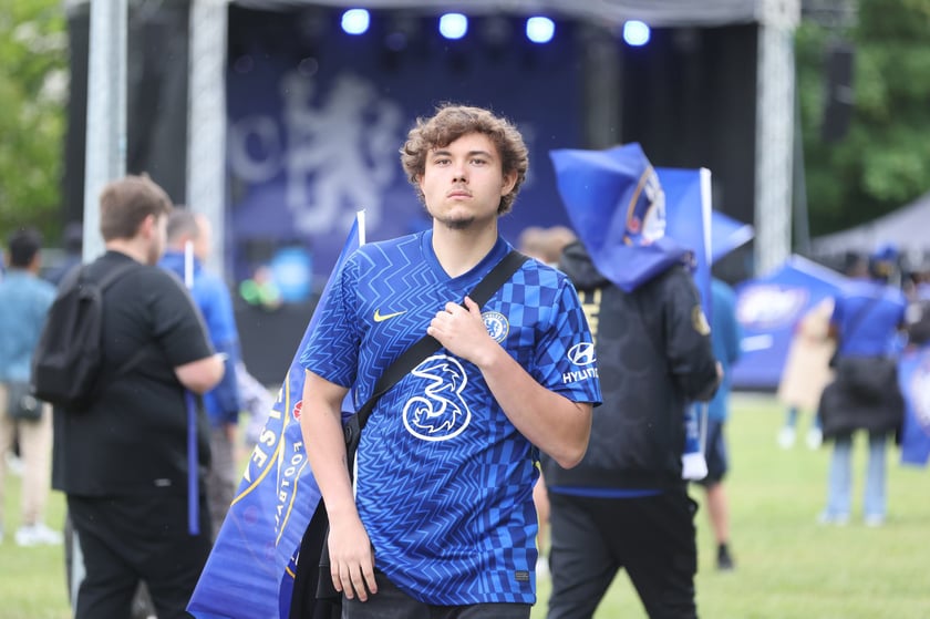 Kibice Chelsea Londyn w strefie kibica przy ul. Lotniczej przed finałem Ligi Konferencji