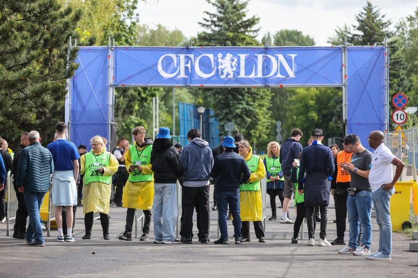 Kibice Chelsea Londyn w strefie kibica przy ul. Lotniczej przed finałem Ligi Konferencji