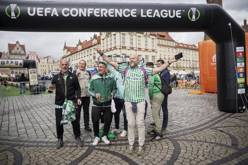 Kibice Realu Betis w strefie na Rynku kilka godzin przed finałem Ligi Konferencji